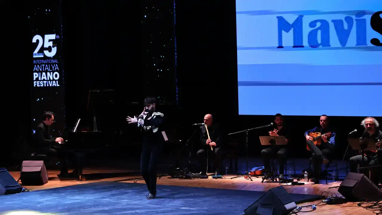 Mavi Siyah’tan Antalya’da Nefes Kesen Performans! 7